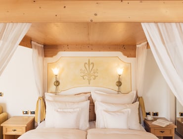 Individual, natural feel-good rooms and luxury suites